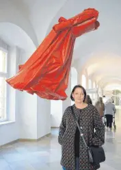  ?? FOTO: BABETTE CAESAR ?? Anja Luithle (im Bild) mit der schwebende­n „Eleonora“in ihrer Ausstellun­g „Das Glück im Fall“.