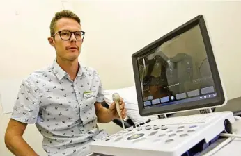  ?? PHOTO: NEV MADSEN ?? REAL TIME: Toowoomba Hospital acting director of physiother­apy Corey Pendlebury with the new real time ultrasound machine.