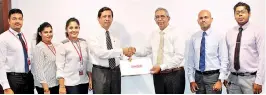  ??  ?? Singer (Sri Lanka) PLC Marketing Director Kumar Samarasing­he exchanging the MOU with AB Mauri Lanka (Pvt.) Ltd Director and General Manager Surajdeen Seiyad