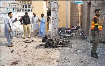  ?? Ishtiaq Mahsud Associated Press ?? PAKISTANI police said a suicide bomber blew herself up at the entrance of a hospital in Dera Ismail Khan at the same time that wounded police officers and residents were arriving after an attack by gunmen nearby.