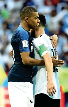  ??  ?? Kylian Mbappé, 19 anni, francese, saluta Lionel Messi, 31, al termine della partita Francia-argentina
