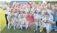  ?? FOTO: THOMAS WIECK ?? Die Fußballeri­nnen der SV Elversberg jubelten am Donnerstag in Lebach über den Gewinn des Saarlandpo­kals.