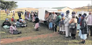  ?? PICTURE: BHEKI RADEBE ?? MANY COMPLAINTS: A social grants beneficiar­ies queue at the Net1 offices in Bizana.