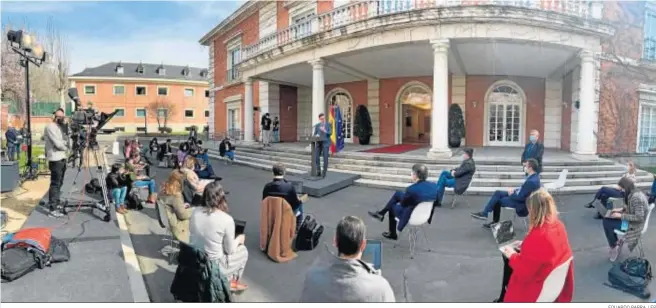  ?? EDUARDO PARRA / EP ?? El presidente del Gobierno, Pedro Sánchez, durante una rueda de prensa celebrada ayer en la entrada del Palacio de la Moncloa.