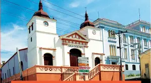  ??  ?? CONCERT HALL “DOLORES” It is located in the old church of Nuestra Señora de los Dolores