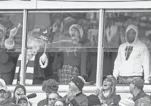  ?? DENNY MEDLEY/ USA TODAY SPORTS ?? Taylor Swift cheers for the Chiefs against the Raiders at Arrowhead Stadium. She is being blamed for the team’s offensive struggles.