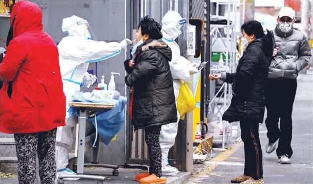  ?? Agencefran­ce-presse ?? ↑
Residents undergo swab testing at a residentia­l area under lockdown due to COVID-19 curbs in Beijing on Tuesday.