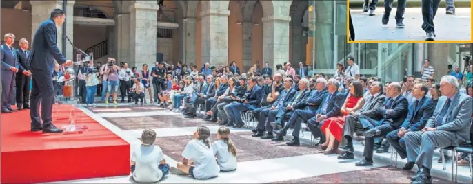  ??  ?? EN LA COMUNIDAD. Los campeones de Liga salieron al balcón en Sol tras unas palabras de Reyes, Florentino y Ángel Garrido, presidente de la Comunidad de Madrid.