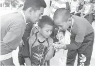  ??  ?? (Gambar atas) ACARA Orienteeri­ng yang diajar kepada TKRS. (Gambar kanan) PESERTA terbaik TKRS. (Gambar kiri) PENYEMPURN­AAN kawalan kehormat oleh Kadet Ekastevia dari SMK Kota Marudu.