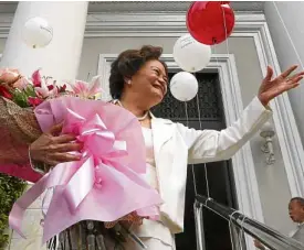  ?? MARIANNE BERMUDEZ ?? AT LAST New Chief Justice Teresita de Castro gets a bouquet of flowers and balloons from Supreme Court employees.—