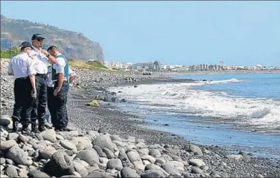  ?? RICHARD BOUHET / AFP ?? Policías franceses, ayer en la playa de Saint-Denis (isla Reunión) donde apareció una pieza de metal