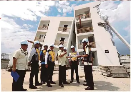  ?? NSTP PIC BY AMIRUDIN SAHIB ?? Deputy Works Minister Datuk Seri Ahmad Maslan ( fifth from left) visiting the Special Malaysia Disaster Assistance and Rescue Team simulation site in Pulau Meranti, Puchong, yesterday.