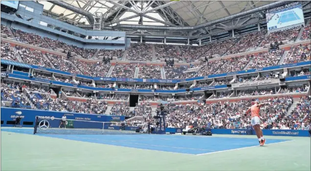  ??  ?? LLENO MATINAL. Rafa Nadal saca en un juego de su partido contra Nikoloz Basilashvi­li en el caluroso estadio Arthur Ashe, que presentó un aspecto sensaciona­l.