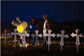  ?? FOTO: EPA / LARRY W. SMITH ?? HEDRAR OFFREN. Människor har samlats de senaste dagarna och placerat bland annat blommor vid 26 kors som satts upp för att represente­ra offren i Sutherland Springs.
