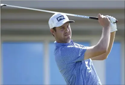  ?? PHOTOS BY MATTHEW THAYER — THE MAUI NEWS ?? Harris English hits from the first tee during the final round of the Tournament of Champions on Sunday at Kapalua Plantation Course.