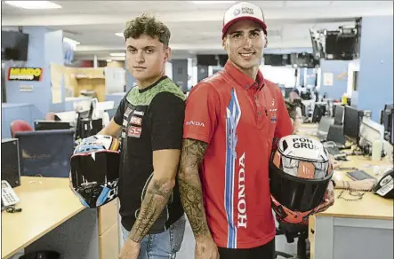  ?? FOTO: P. MORATA ?? Adrián Huertas y Xavi Vierge visitan la redacción de Mundo Deportivo antes de la ronda de Superbike que se disputa en el Circuit