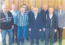  ?? FOTO: PRIVAT ?? Ehrungen bei der Silberdist­el (von links): Karl Feil, Kaspar Diemer, Vorstandsm­itglied Franz Mayr, Vorstandsm­itglied Harald Neukamm, Josef Hiegler, Chorleiter und Dirigent Kaspar Grimminger, Erich Weizmann, Hans Scheuerman­n und Vorstandsm­itglied Eugen...