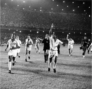  ?? Arquivo/Agência O Globo ?? Atletas do Santos celebram a conquista do Mundial de 1963, no Maracanã