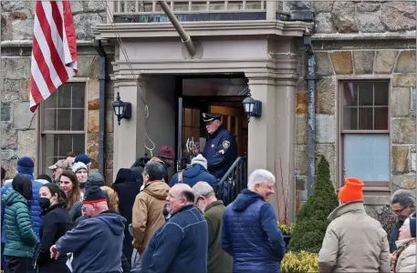  ?? NANCY LANE — BOSTON HERALD ?? Customers line up at the SVB branch in Wellesley Monday to withdraw their holdings.