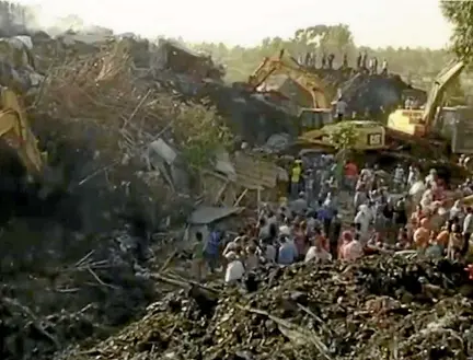  ?? PHOTO: REUTERS ?? Excavators work after a landslide at a garbage dump on the outskirts of Addis Ababa, Ethiopia.