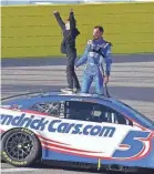  ?? GARY A. VASQUEZ/USA TODAY SPORTS ?? Kyle Larson celebrates his victory in the Pennzoil 400 with son Owen.