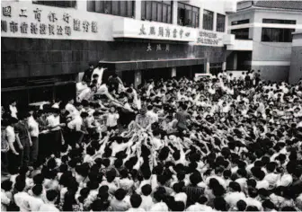  ??  ?? 1992: Investors swarm to purchase stock subscripti­on certificat­es in Shenzhen. With the implementa­tion of the reform and opening-up policies, great changes have been happening throughout China. by Lan Shuitian