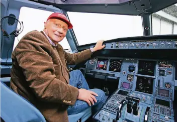  ?? FOTO: ACTION PRESS ?? Zurück im Cockpit: Niki Lauda. Das Foto ist eine Aufnahme aus dem Jahr 2007, als der frühere Formel-1-Pilot als Niki-Eigentümer den ersten A319 der Airline im Airbus-Werk in Hamburg in Empfang nahm.