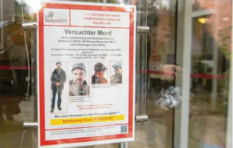  ?? Archivfoto: Julian Stratensch­ulte, dpa ?? Unter anderem mit diesem Plakat fahndeten die Ermittler 2016 nach den ehemaligen RAF‰Terroriste­n.