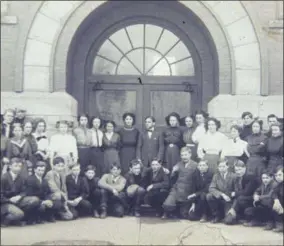  ?? PHOTO COURTESY OF THE WESTLAKE PORTER PUBLIC LIBRARY ?? The class of 1911-1912 poses in front of the old Red Brick Schoolhous­e in 1911. More photos like this can be found at http://history.westlakeli­brary.org/.