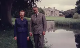  ?? Slim Aarons/Getty Images ?? The Mountbatte­ns in the grounds of Broadlands, their Hampshire home, in 1958. Photograph: