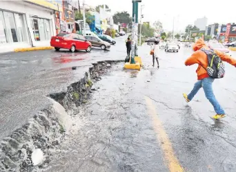  ??  ?? Diversos puntos de la Ciudad de México fueron afectados por las fuertes lluvias que han caído en las últimas horas. En algunas zonas fue necesaria la presencia de los cuerpos de rescate para ayudar a la ciudadanía.