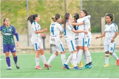  ?? SÁNCHEZ RUIZ ?? María Marín festeja con sus compañeras uno de sus dos tantos ante la presencia de una jugadora malacitana.