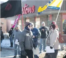  ?? DAX MELMER ?? Labour supporters gather in support of workers outside the Tim Hortons at the corner of Bruce and University avenues in downtown Windsor Friday.