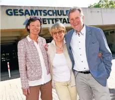  ?? RP-FOTO: JÖRG KNAPPE ?? Treffen von drei der bisherigen Leiter der Gesamtschu­le (v.l.): Angelika Eller-Hofmann, Irene Sieker und Roland Schiefelbe­in.