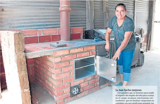  ?? Foto Cortesía ?? Esta es la estufa ecoeficien­te o reductora de humo con la que ya están cocinando las familias del Catatumbo. /