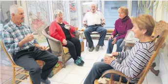  ??  ?? À 10 h, les frères et soeurs de la famille Proteau se réunissent pour une pause-café dans la bonne humeur.