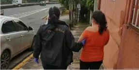  ?? OIJ PARA LN ?? La mujer, de apellido García, fue detenida junto con Bonilla, fuera de su casa en Pavas, San José, en agosto pasado.