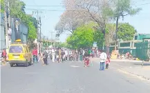  ?? ?? Ayer, nuevamente nativos cerraron un tramo de la avenida Artigas, generando una gran congestión vehicular.