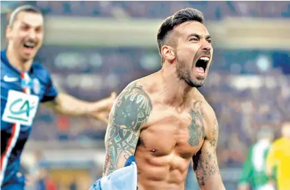  ?? REUTERS ?? Pone la voz y el cuerpo.
Lavezzi celebra el 2-1. Fue un buen cabezazo tras un gran pase de Pastore.