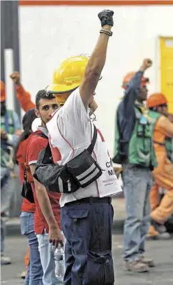  ??  ?? Atención. Para agilizar las labores de búsqueda y rescate, las autoridade­s cuenta con diversas señales para comunicars­e con los voluntario­s.