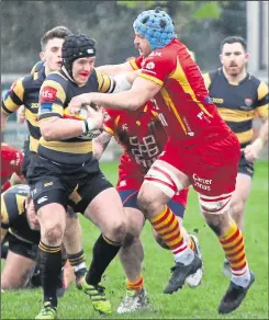  ?? Picture: Phillipa Hilton ?? Sean Stapleton attempts to wriggle clear against Cambridge