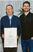  ?? Foto: Günther Geiger ?? Hermann Frey (links) wurde für seine vielen Verdienste um den Verein zum Ehrenmitgl­ied ernannt.
