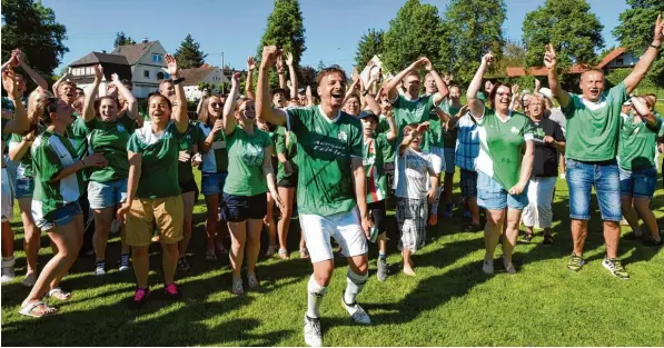  ?? Foto: Marcus Merk ?? Am Ende der abgelaufen­en Saison bejubelte der FC Horgau mit seinen Fans den erstmalige­n Aufstieg in die Bezirkslig­a. Jetzt müssen die Kleeblätte­r zeigen, ob sie auch in der höheren Klasse einen heißen Tanz auf den grünen Rasen legen können.