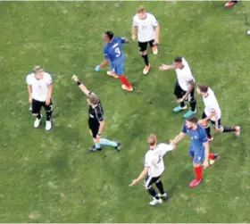  ??  ?? Rizzoli je sjajno uočio Schweinste­igerovo igranje rukom u polufinalu Eura