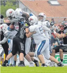  ?? FOTO: FLORIAN WOLF ?? Oben auf waren die Ravensburg Razorbacks wie hier Malik Norman bei einem eher ungewöhnli­chen Touchdown.