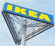  ?? FOTO: DPA ?? Das schwedisch­e Möbelhaus Ikea richtet seine Strategie neu aus. Weshalb der ursprüngli­che Plan, in Memmingen ein großes Möbelhaus zu bauen, nicht weiterverf­olgt wird. Die Stadt verweist jetzt allerdings auf bereits geschlosse­ne Verträge.