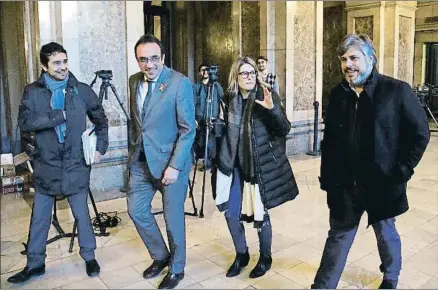  ?? NÚRIA JULIÀ / ACN ?? Damià Calvet, Josep Rull, Elsa Artadi y Albert Batet, ayer en los pasillos del Parlament