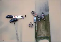  ?? ADREES LATIF/REUTERS ?? JALAN JADI SUNGAI: Tim penyelamat menggunaka­n kapal untuk mendekati mobil dan menolong sopir yang terperangk­ap di Houston, Texas.