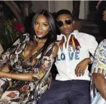  ??  ?? Il musicista Wizkid, 28 anni, con l’ex top model Naomi Campbell (48): da quando lei gli ha dato un passaggio sul suo jet, e hanno sfilato insieme a Milano per Dolce &amp; Gabbana, sono diventati molto intimi