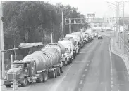  ??  ?? Pipas hicieron fila para cargar gasolina en la refinería de Tula.